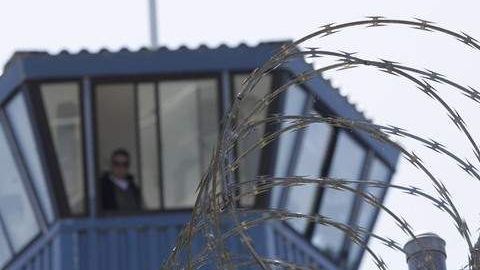La crisis en Rikers Island sigue moviendo reformas para reducir la población carcelaria en NY.