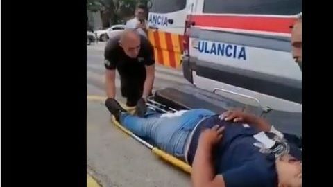 El hombre fue bajado de la ambulancia.