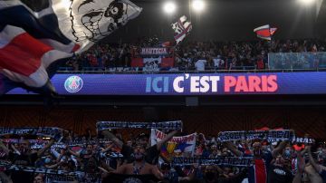 Los aficionados del PSG reunidos en su estadio viendo el partido.
