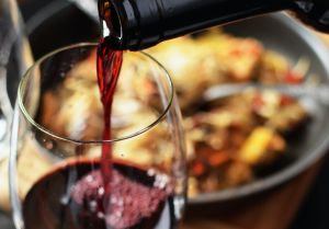 ¿Qué tan saludable es tomar vino tinto?