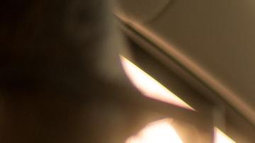 La mujer le reclamaba airadamente mientras el auto seguía en movimiento.