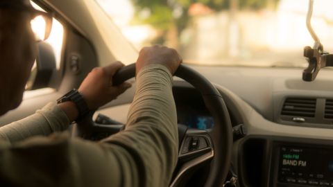 La mujer le reclamaba airadamente mientras el auto seguía en movimiento.