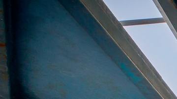 La joven pareja, incluso, lanzó agua a los niños que andaban cerca de ellos.