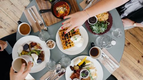 Conoce qué significa soñar con la comida.