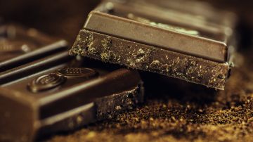 Un auto apareció completamente rociado con partículas de chocolate tras las fallas registradas en la fábrica de chocolate.