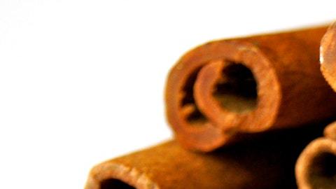 Se considera seguro el consumo de canela menor a 6 gramos al día.