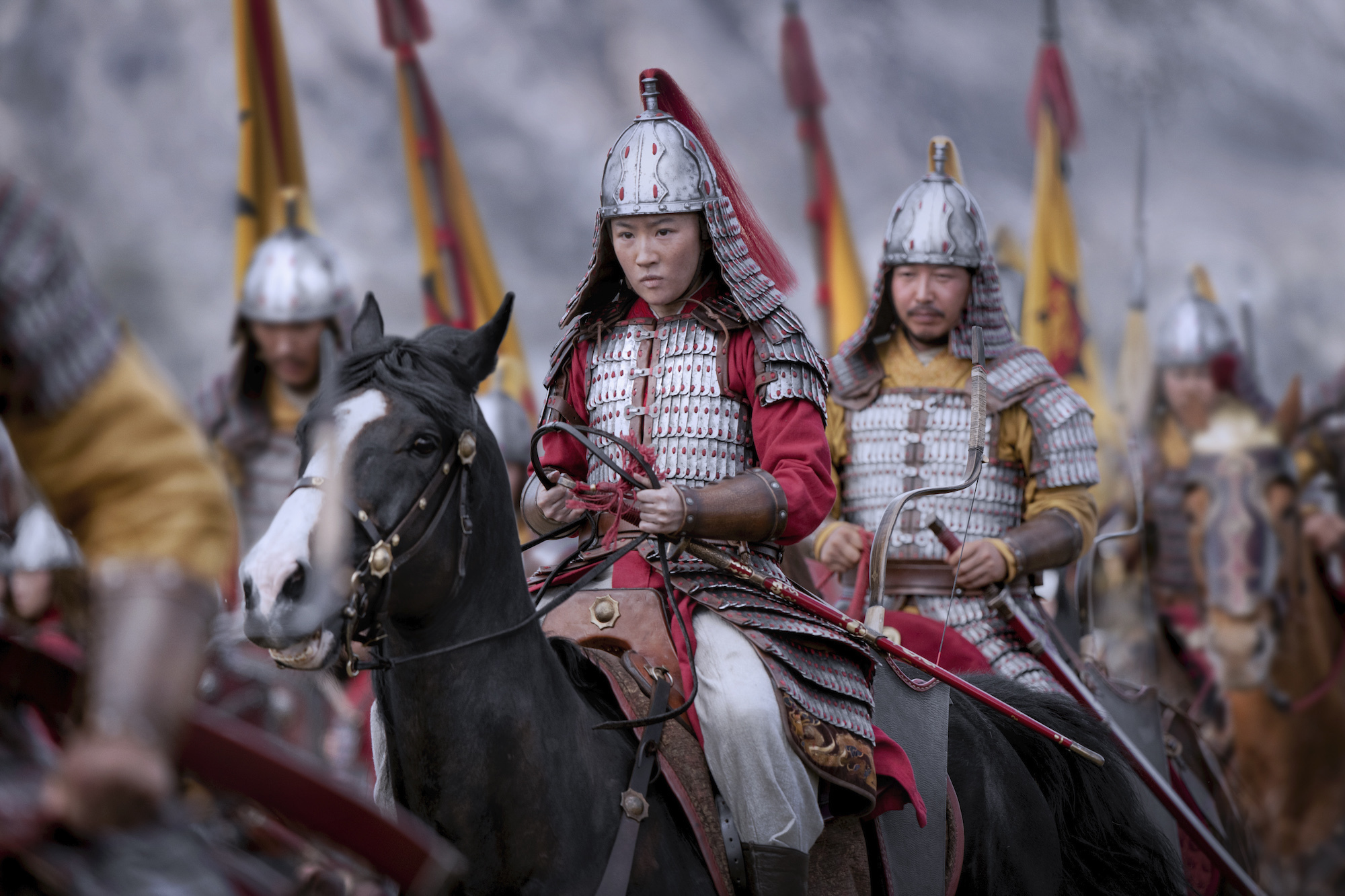 Mulan con la armadura de los soldados del ejército imperial. / Foto: Disney