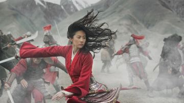 La joven Yifei Liu interpreta a Mulan.