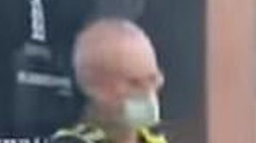 Mujer protagoniza altercado con la policía por no llevar mascarilla.