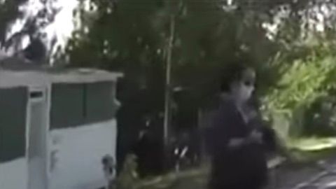 El incidente fue capturado por la cámara corporal de la policía.