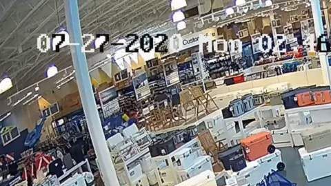 Captura de las cámaras de seguridad donde se ve a los ladrones robando mercancía de una tienda West Marine de Fort Lauderdale.