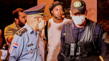 Ronaldinho a su llegada al hotel donde permanecerá arrestado.
