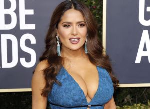 Salma Hayek se deja ver en bikini y flotando boca arriba en la piscina