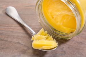 Medicina ancestral: Lo que una cucharada de ghee con el estómago vacío puede hacer por tu salud