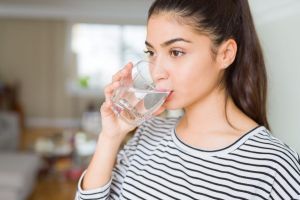 Qué es el agua alcalina y cómo ayudaría a la salud