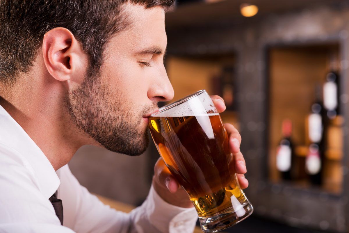Dejar el alcohol puede hacer que te enfermes menos, ya que es una bebida que debilita el sistema inmunológico.