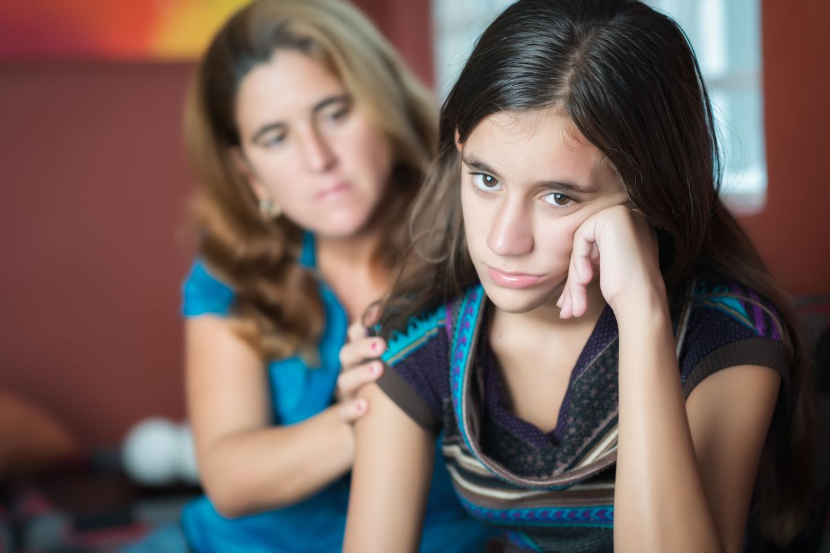 Mantener una comunicación continua con los hijos es fundamental en la adolescencia. Foto: Shutterstock