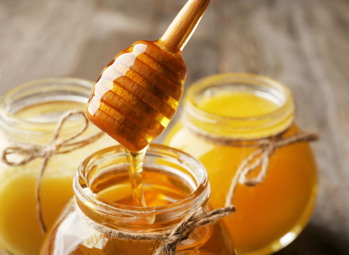 La miel tiene actividades antimicrobianas y favorece la cicatrización.