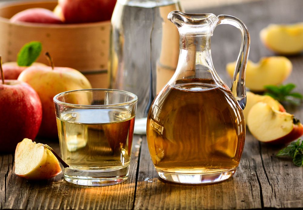 El vinagre de manzana hace que el cuerpo utilice las grasas como fuente de energía, de tal manera que acelera el metabolismo y promueve la quema de grasa.
