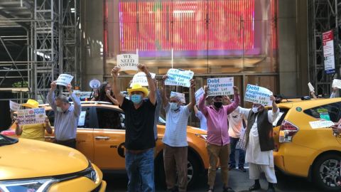 Cientos de taxistas amarillos recorrieron en caravana Manhattan en demanda de ayuda por la crisis de la industria.