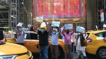 Cientos de taxistas amarillos recorrieron en caravana Manhattan en demanda de ayuda por la crisis de la industria.