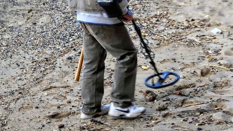 El hombre dividirá la fortuna con el dueño del terreno donde encontró el tesoro.