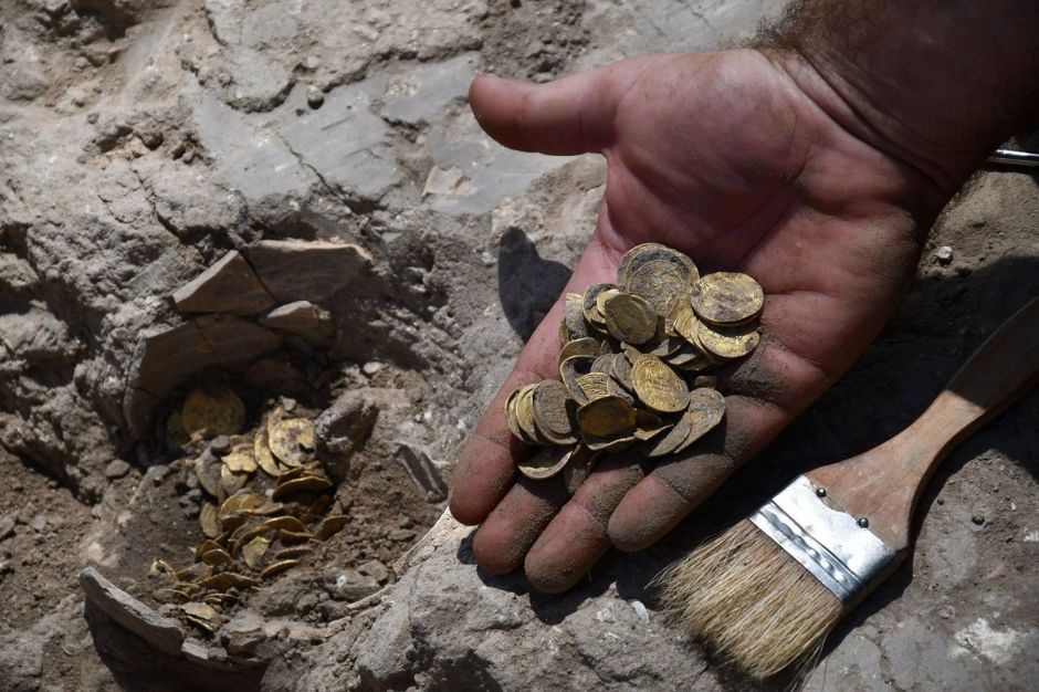 Niños encuentran tesoro enterrado con 425 monedas de oro de más de mil años de antigüedad