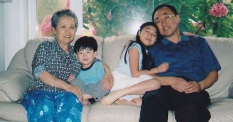 Los padres y la abuela murieron por el Covid-19.