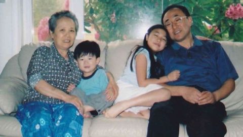 Los padres y la abuela murieron por el Covid-19.