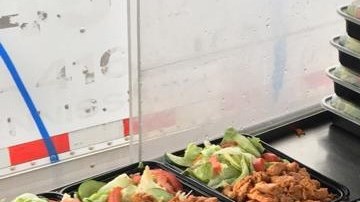 Preparan y distribuyen 1,100 comidas por semana para las comunidades más vulnerables.