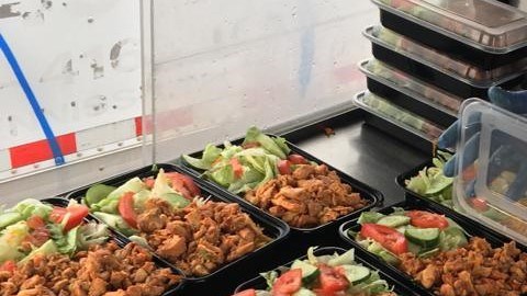 Preparan y distribuyen 1,100 comidas por semana para las comunidades más vulnerables.