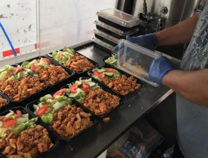 Vendedores ambulantes son empleados para preparar comida a sus vecinos más pobres de El Bronx y Brooklyn