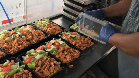 Preparan y distribuyen 1,100 comidas por semana para las comunidades más vulnerables.
