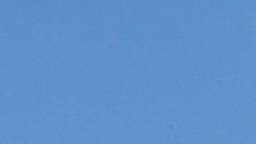 05/28/19/LOS ANGELES/Neighbors complain about the noise levels along the flight path leading to LAX. (Aurelia Ventura/La Opinion)