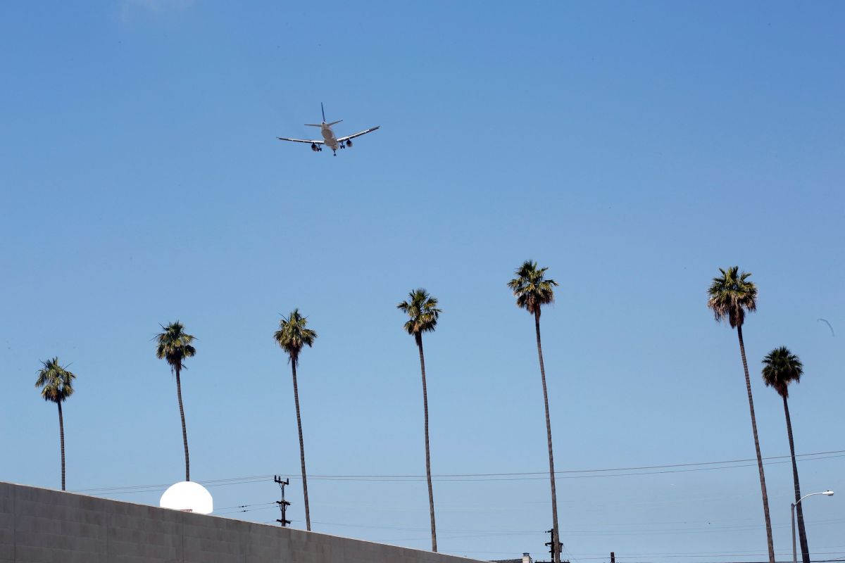 El piloto habría visto al misterioso hombre volador a unos 3,000 pies de altura cuando se aproximaba al LAX.