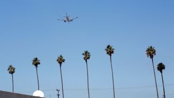 05/28/19/LOS ANGELES/Neighbors complain about the noise levels along the flight path leading to LAX. (Aurelia Ventura/La Opinion)