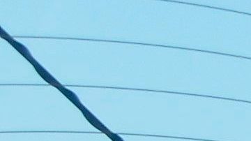 USA1774. LOS ÁNGELES (CA, EEUU), 22/05/2020.- Miguel Otero limpia un auto ataviado con una mascarilla, obligatoria por las condiciones de seguridad sanitaria, este jueves en el centro de lavado de vehículos Alicia Auto Spa, en Laguna Hills, California. Con optimismo, mascarillas y algo de aprehensión por las nuevas circunstancias de trabajo, los "lavacoches" latinos están retomando sus labores al reabrirse varios de estos negocios en el sur de California. EFE/Luis Uribe