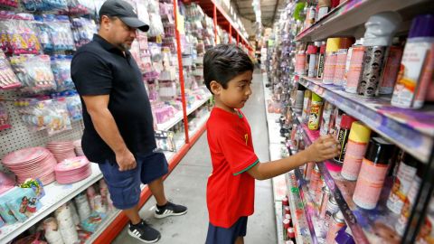 10/25/19 /LOS ANGELES/Adriel Pacheco, 7, shops with his parents for Halloween customs at the Halloween Club store in Montebello.  (Aurelia Ventura/La Opinión)