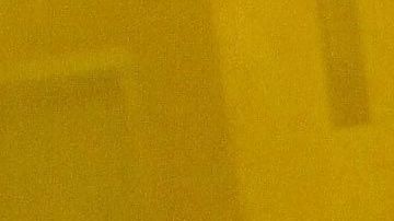 Empleada cubierta de polvo huye del WTC, 2001.