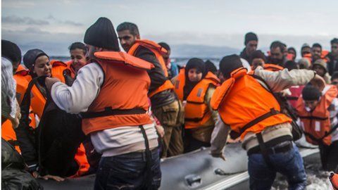 Este éxodo masivo trajo grandes tragedias, como la muerte de centenares de inmigrantes a bordo de barcos sobrecargados que se hundieron en el Mediterráneo.