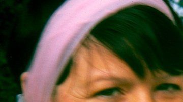 Bea Jones con Moira cuando era bebé.