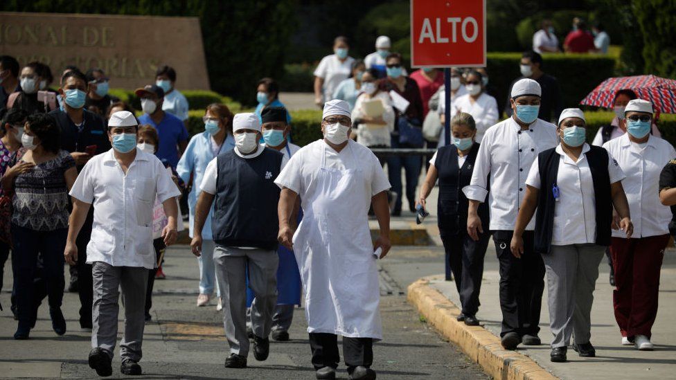 Los trabajadores sanitarios en México y en otros países han protestado por la falta de protección.