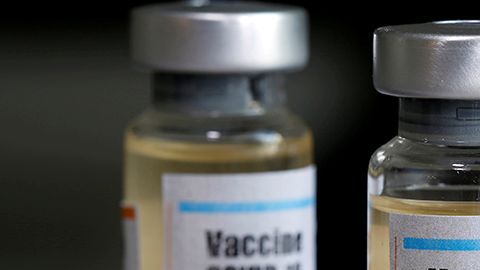 Derechos de autor de la imagenREUTERS
Image caption
Ya se ha dicho que cuando se cuente con una vacuna efectiva, no habrá suficientes dosis para todos.