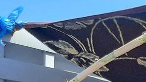 La familia Hosseini se quedó sin techo cuando el fuego destruyó su tienda en el campamento de refugiados de Moria.