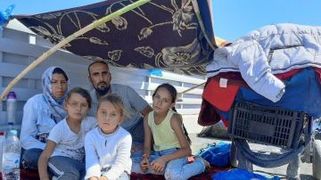 La familia Hosseini se quedó sin techo cuando el fuego destruyó su tienda en el campamento de refugiados de Moria.