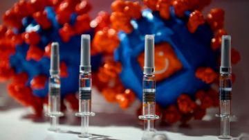 China prueba actualmente varias vacunas contra el coronavirus, pero no tiene un plan conocido para inmunizar a toda su población.