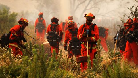 Autoridades afirman que más de 2,500 bomberos trabajan para controlar el fuego.