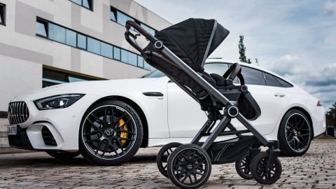 AMG Kinderwagen von HARTAN für Mercedes-Benz: AMG GT Black; tiefschwarze mit roten Ziernähte an Griffen und Schutzbügel in Lederoptik, veredelte Felgen, die den originalen AMG-Kreuzspeicherfelgen nachempfunden sind sowie in den AMG-Fahrzeugen verwendeten Sitzbezüge „Dinamica“. Mercedes-AMG GT 63 S 4MATIC+: Kraftstoffverbrauch kombiniert: 12,5 l/100 km | CO2-Emissionen kombiniert: 285 g/km // AMG Stroller from HARTAN for Mercedes-Benz: AMG GT Black; deep black with red decorative stitching on handles and protective bars in leather look, refined rims that are modelled on the original AMG cross memory rims as well as in the AMG vehicles used “Dinamica” seat covers. Mercedes-AMG GT 63 S 4MATIC +: Combined fuel consumption: 12.5 l / 100 km | Combined CO2 emissions: 285 g / km