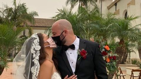 Krystal Gil y Jack Scanlon unieron sus vidas después de suspender su boda varias veces por la pandemia. (Cortesía familia Gil)