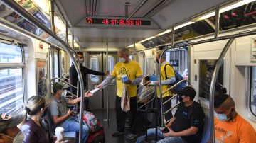 En espacios de aglomeración como el Subway siguen las campañas para el uso del tapabocas.